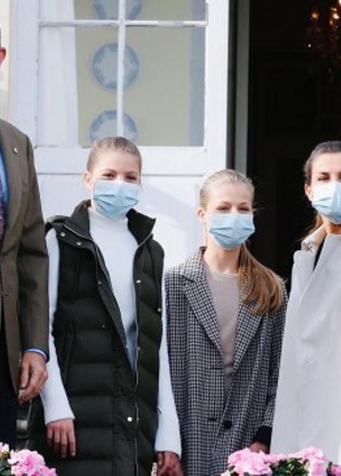 العائلة المالكة الإسبانية تزور قرية سوماو في برافيا