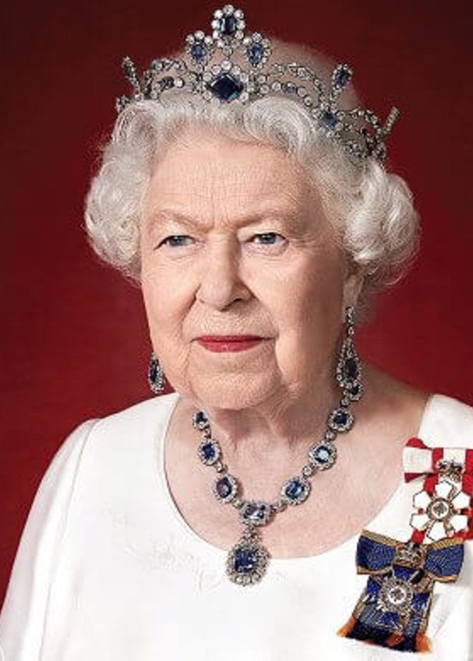 ملكة بريطانيا بطقم المجوهرات الفيكتوري