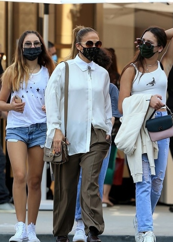 جينيفر لوبيز بجولة تسوق  في شوارع هوليوود 2020