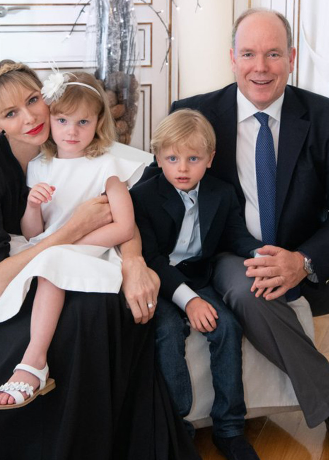  أحدث صور ولي عهد موناكو وشقيقته التوأم