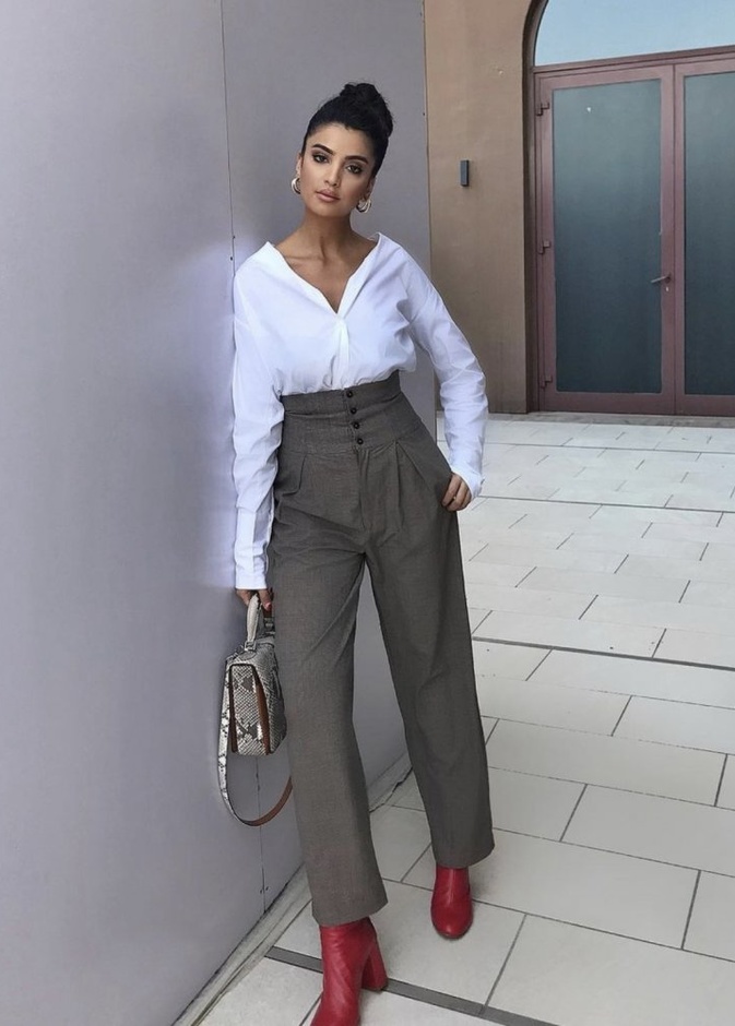 علا فرحات في اطلالة أنيقة في بنطلون قماشي خصر عالي