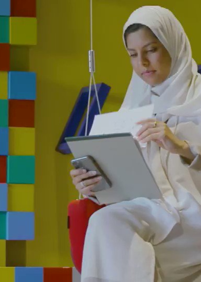 أكدت الموهوبة آلاء الدريس أنها سافرتُ كثيرًا لإنجاز مهام العمل ولم تشعر يومًا ما بالغربة.