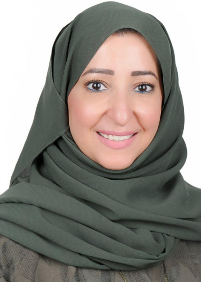 وفاء القنيبط فنانة سعودية بأنامل ذهبية 