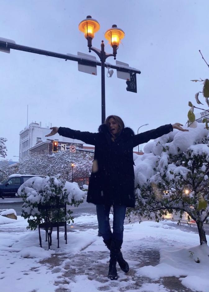 سيندي كروفورد تستمتع بأجواء الثلج بعد إجازتها الصيفية