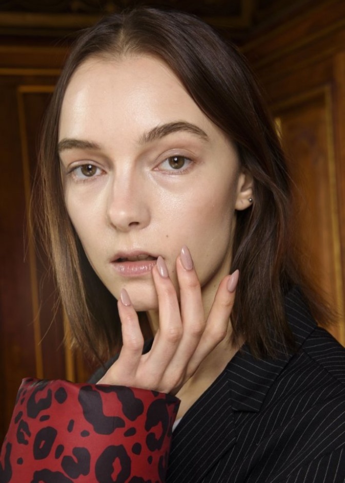 احدث الوان المناكير النيود الزهرية من دار Vivienne Westwood