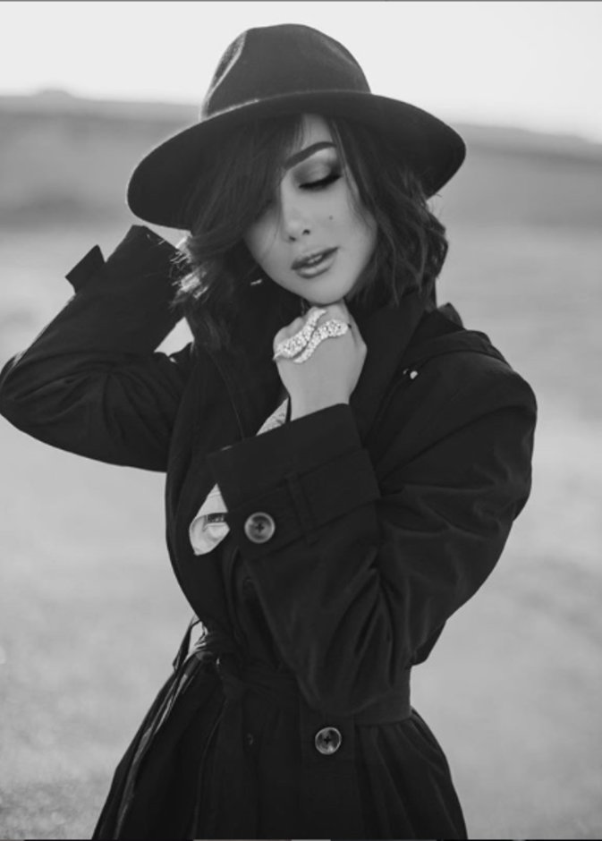 أناقة بسمة بوسيل بالمعطف الأسود مع القبعة الشتوية الأنيقة