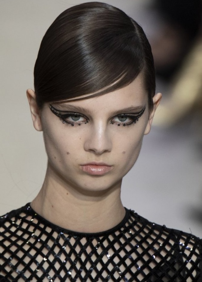  رسمات مكياج بأسلوب عيون القطة الهندسي من Valentino