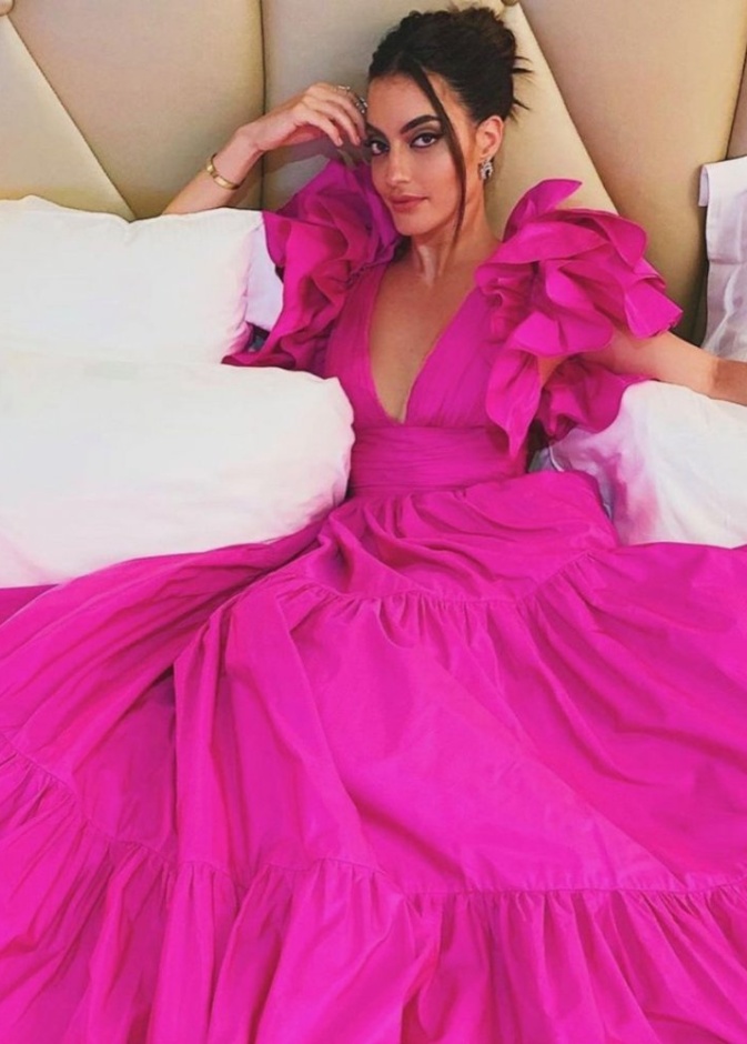 كارن وازن في اطلالة ملفتة في فستان باللون الزهري