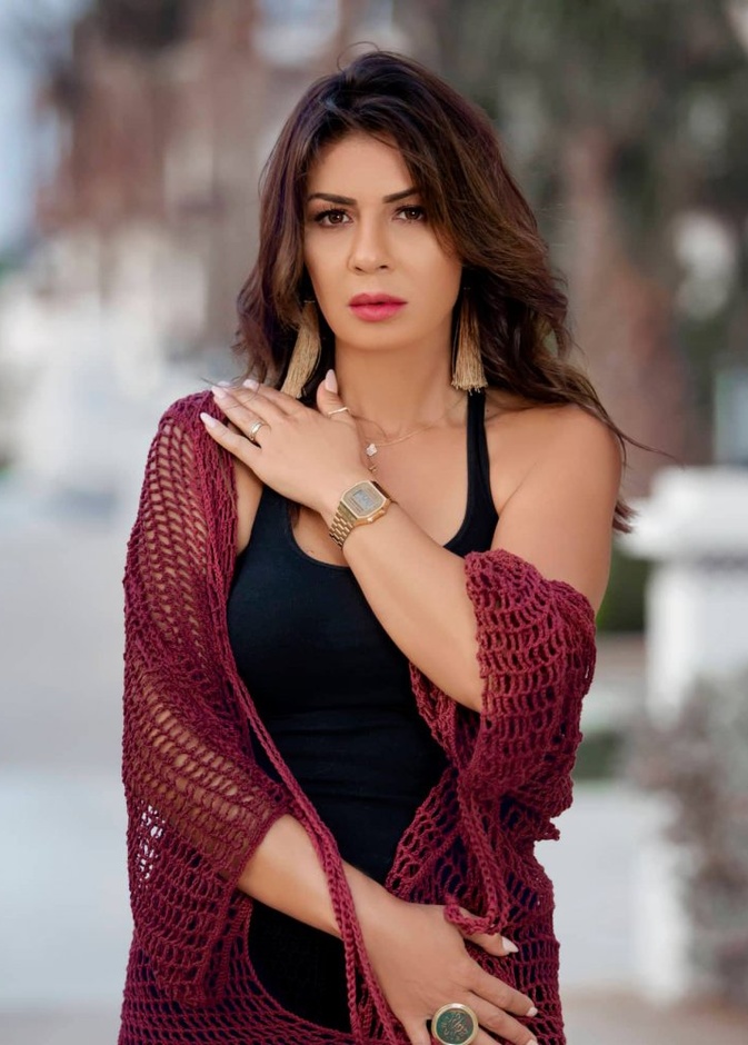 ستايل شبابي جذاب بالفستان الأسود البسيط مع الوشاح من الشبك بلون البوردو