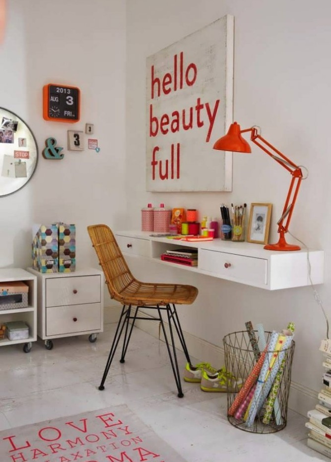 مصباح إنارة مكتب دراسة باللون الأحمر البراق