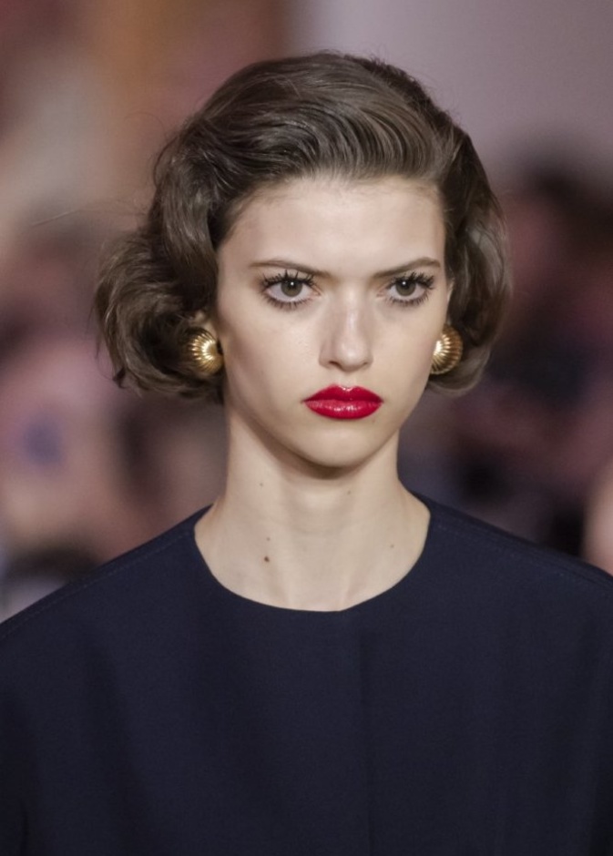 مكياج عيون طبيعي مع اللون الاحمر اللماع على الشفاه من دار Lanvin