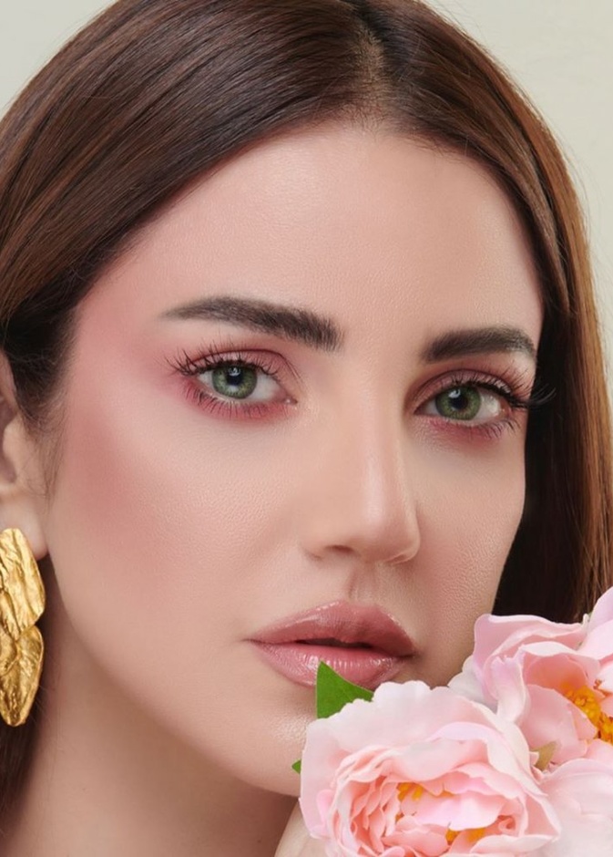 مكياج وردي دعما لحملات التوعية من سرطان الثدي