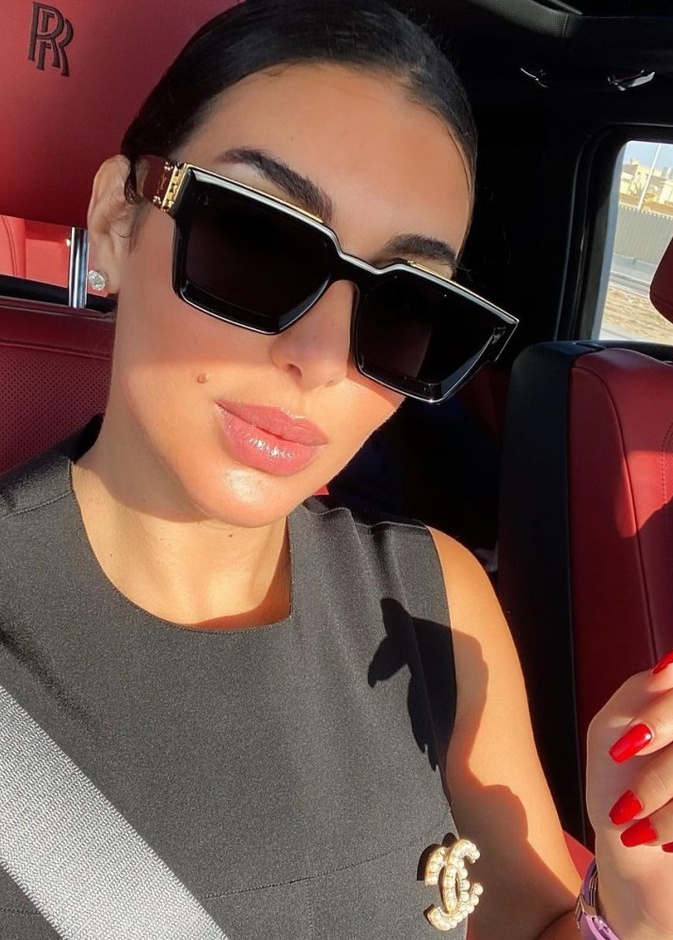  اطلالات ياسمين صبري بالنظارات الشبابية السوداء والذهبية