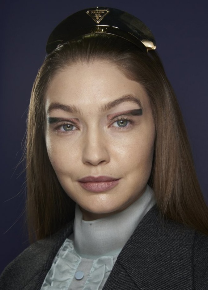  مكياج عيون ذهبي بخطوط هندسية ومربعة من Prada