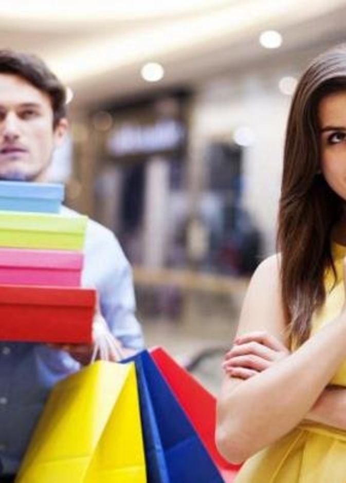 كيف يتعامل الزوج مع الزوجة المدمنة على التسوق