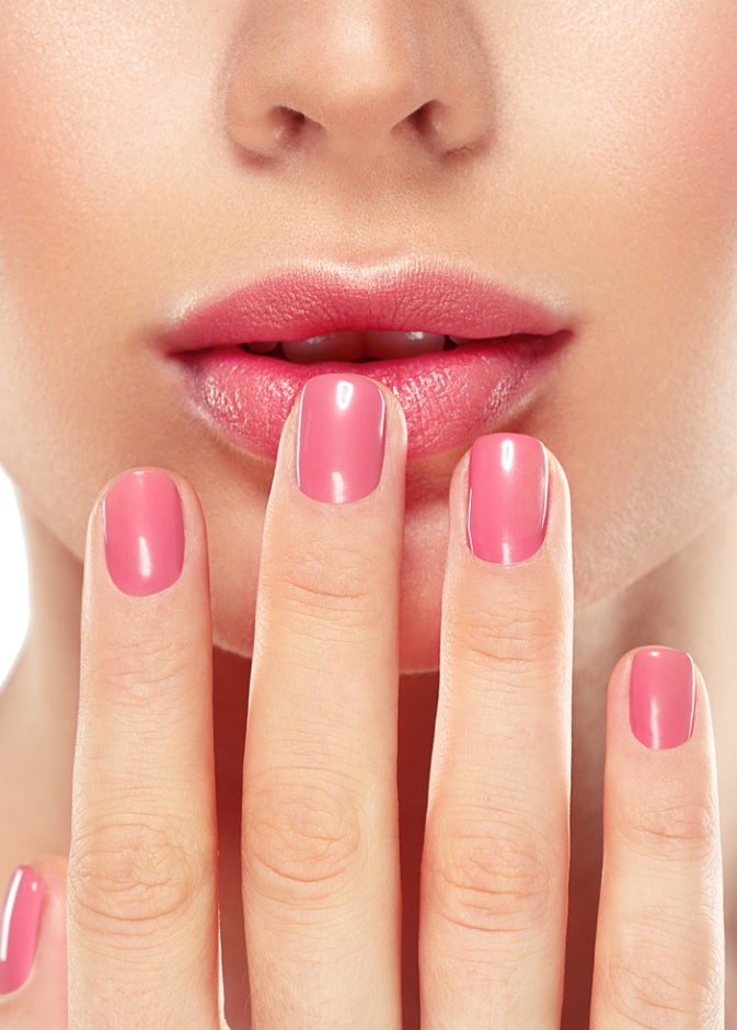 درجات طلاء اظافر باللون الوردي دعماً لمرضى سرطان الثدي