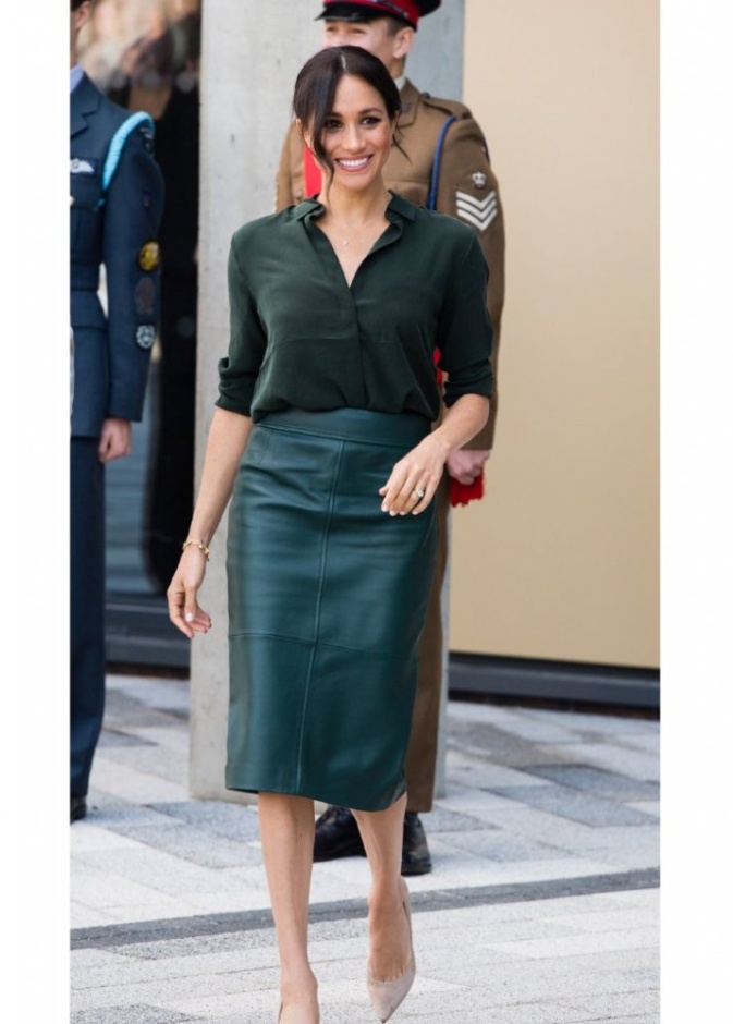 أنيقة بالتنورة الجلد الميدي