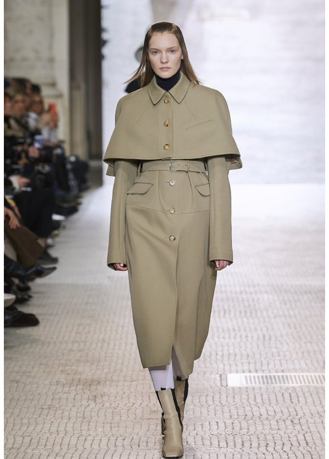  صيحات المعاطف الترنش بأسلوب الكاب من دار Nina Ricci