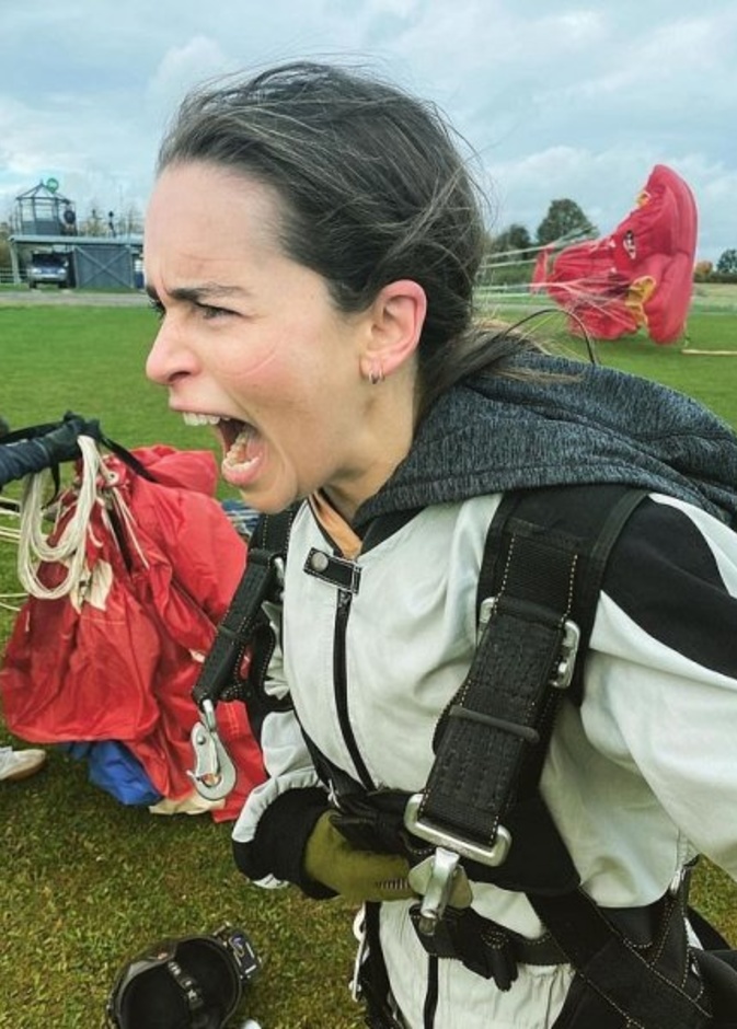 إميليا كلارك تحتفل بعيد ميلادها بالقفز المظلي من الطائرة