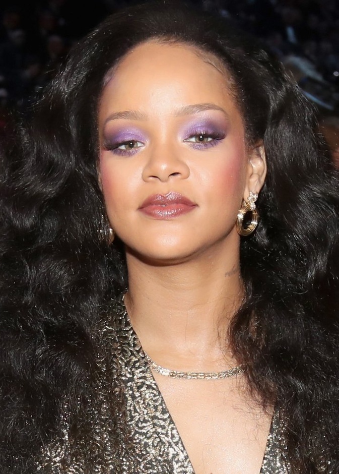 رسمات مكياج باللون البنفسجي السموكي من اطلالات Rihanna