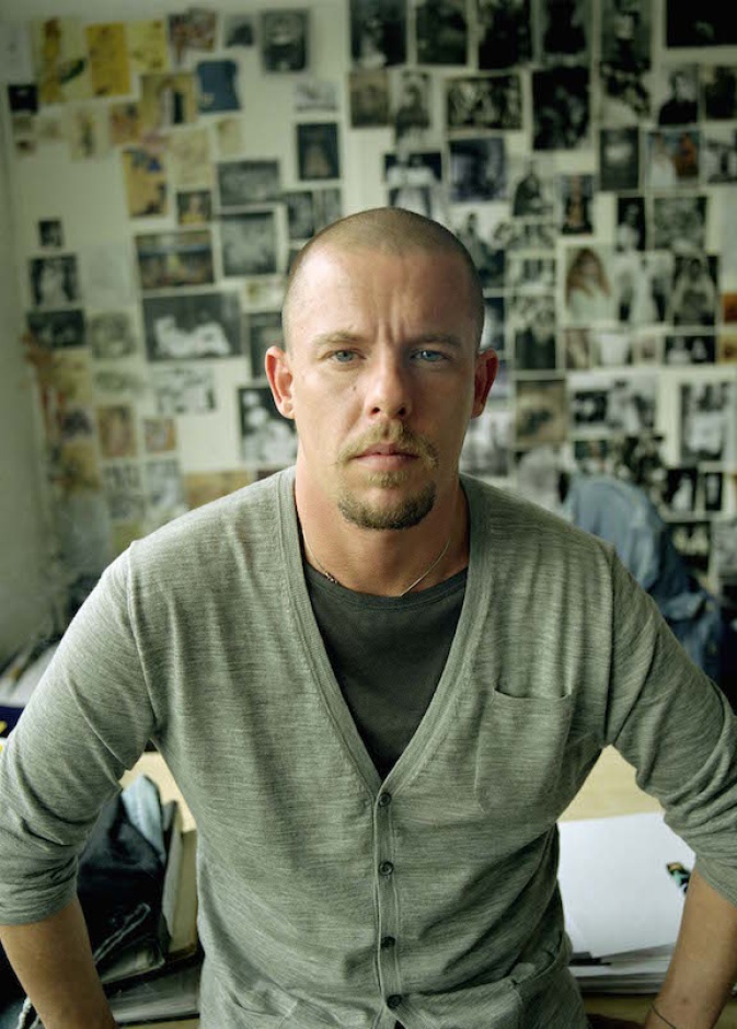 من هو ألكسندر ماكوين مصمم الأزياء البريطاني المفضل لدى سيدات العائلات الملكية؟