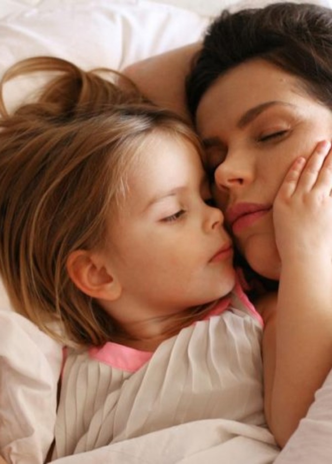 أسباب إصرار الطفل  على النوم بجانب الأم مثل الفيرة عليها