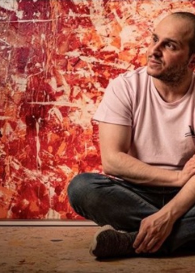 بدأ طلال الزيد الرسم منذ الصغر، ويستلهم أعماله من البورتريهات