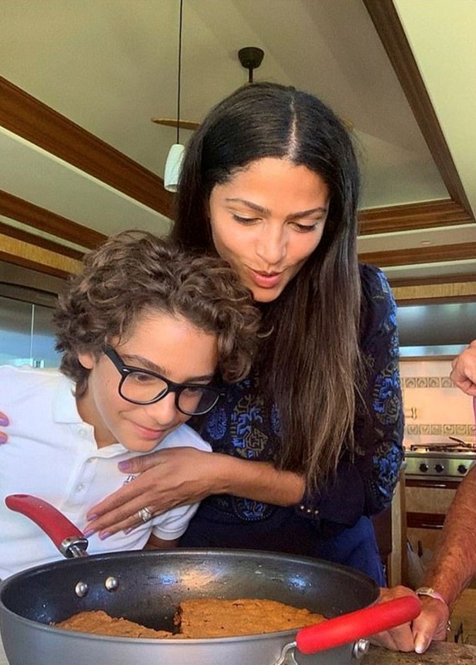 كاميلا الفيس وابنها ليفي ماثيو ماكونهي