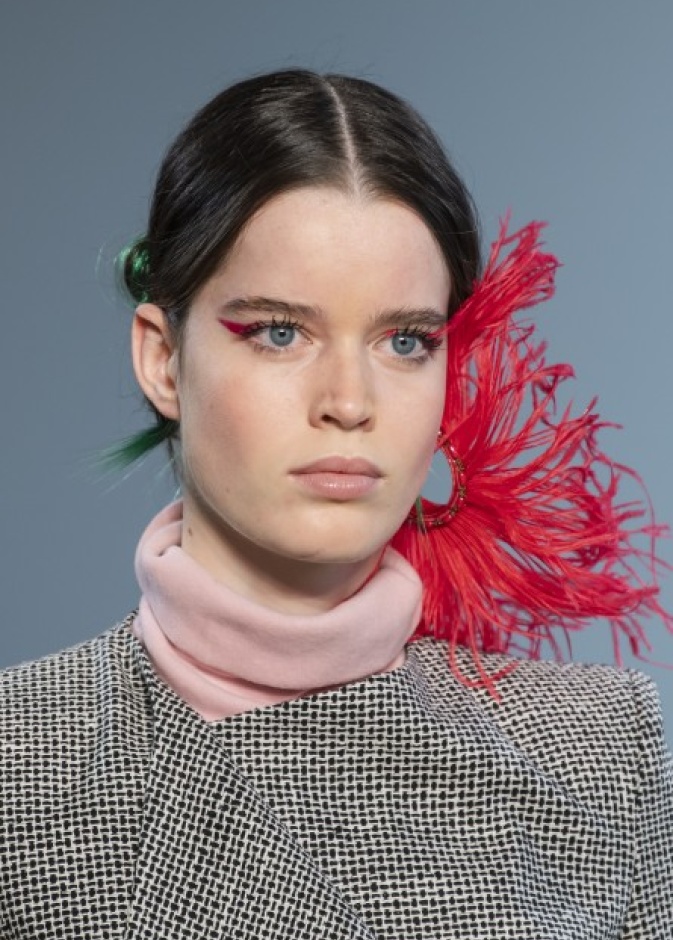 رسمات عيون باللون الوردي في شهر التوعية بسرطان الثدي بأسلوب Bibhu Mohapatra