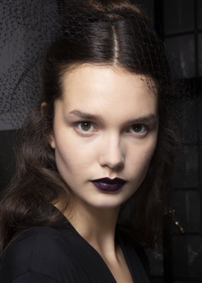 طرق وضع احمر الشفاه الداكن المات بتدرجات بنفسجية داكنة من دار Rodarte