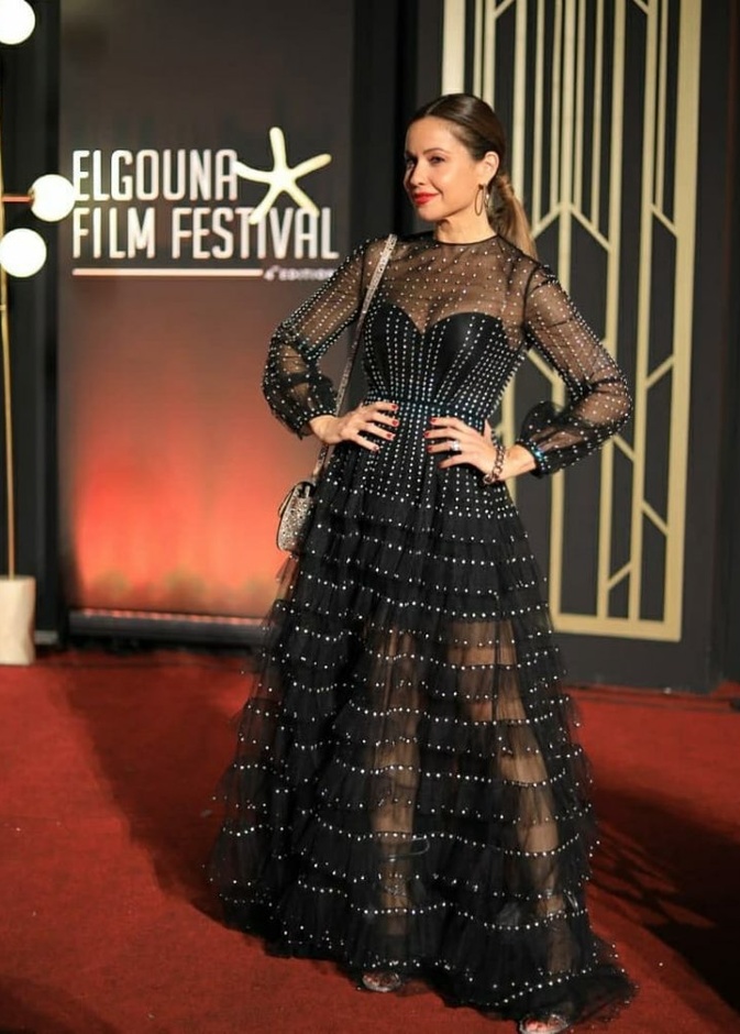 خطفت ريا ابي راشد الأنظار بفستان أسود من تصميم دار Valentino