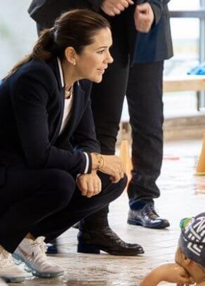 الأميرة ماري تزور نادي للسباحة للاطلاع على مبادرة لمكافحة التنمر