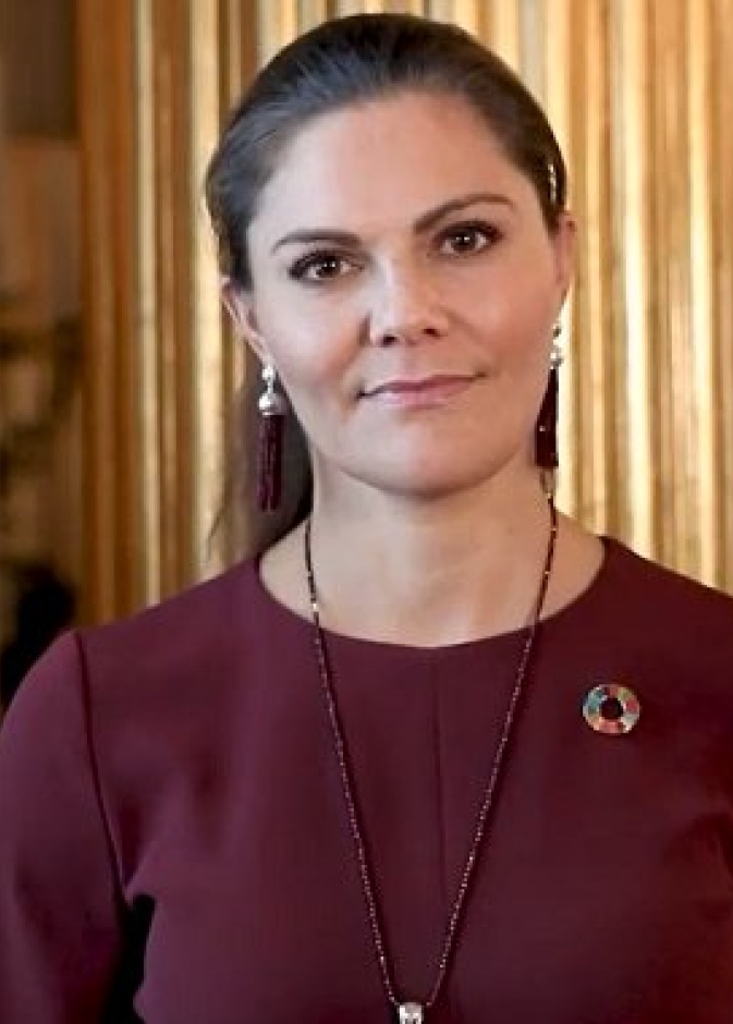 ظهرت الأميرة فيكتوريا في رسالة الفيديو بإطلالة عمل أنيقة باللون الأحمر