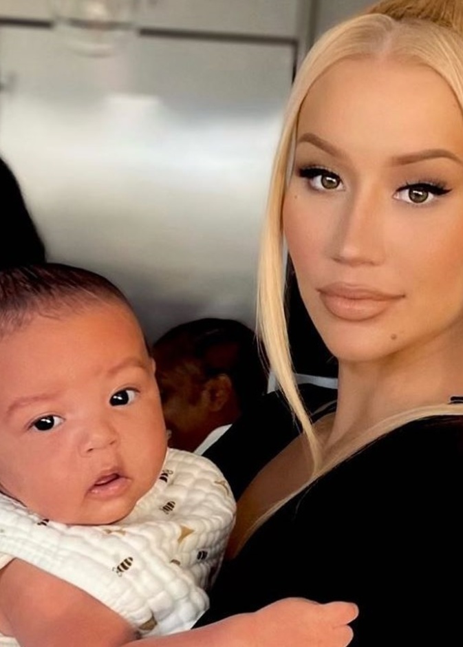 إيغي أزاليا وطفلها