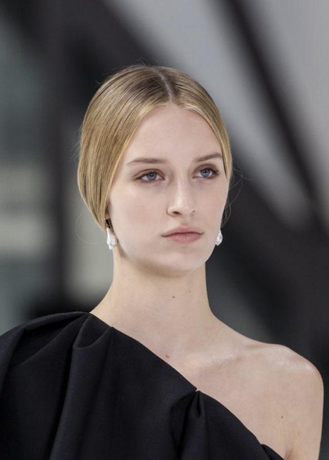 مكياج للشعر الاشقر مع الظلال البرونزية من دار Carolina Herrera