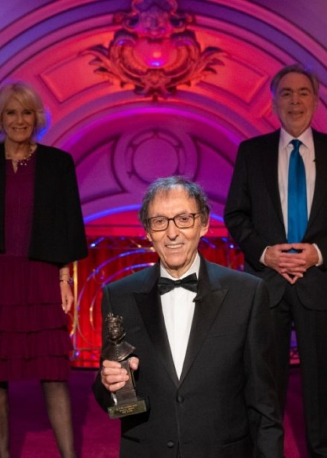 دوقة كورنوال تقدم جائزة أوليفييه الاستثنائية للشاعر دون بلاك