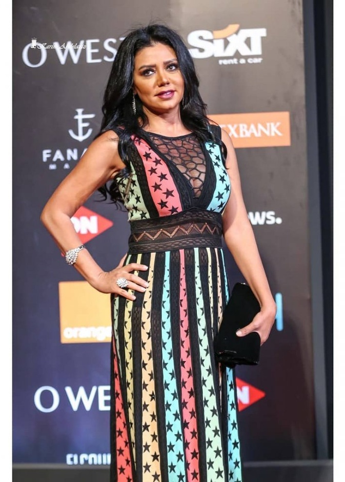 اطلالة النجمة رانيا يوسف بفستان سهرة حيوي وملون من دار Philipp Plein