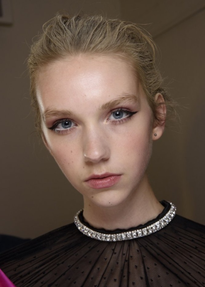 طرق رسم الايلاينر المجنح بأسلوب Richard Quinn