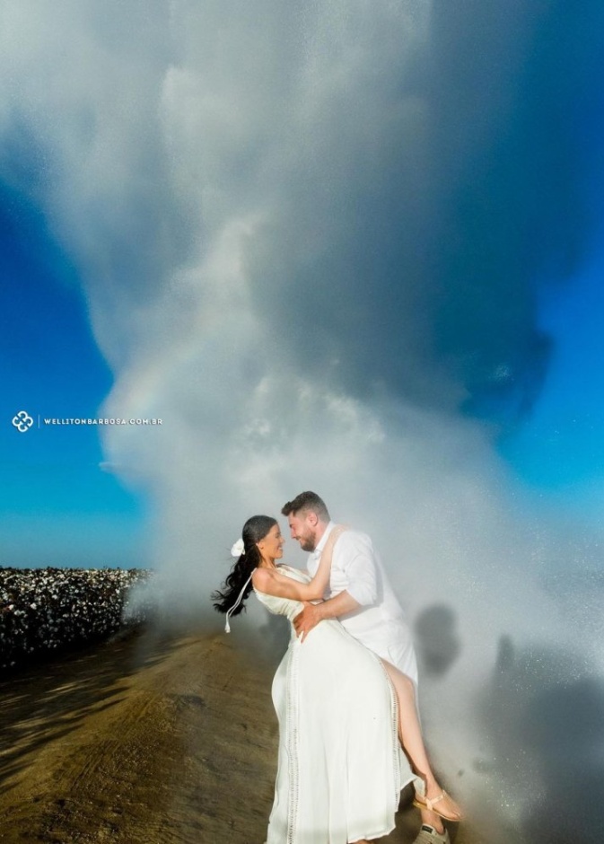  العروسين و المياه تنهمر فوق رأسيهما