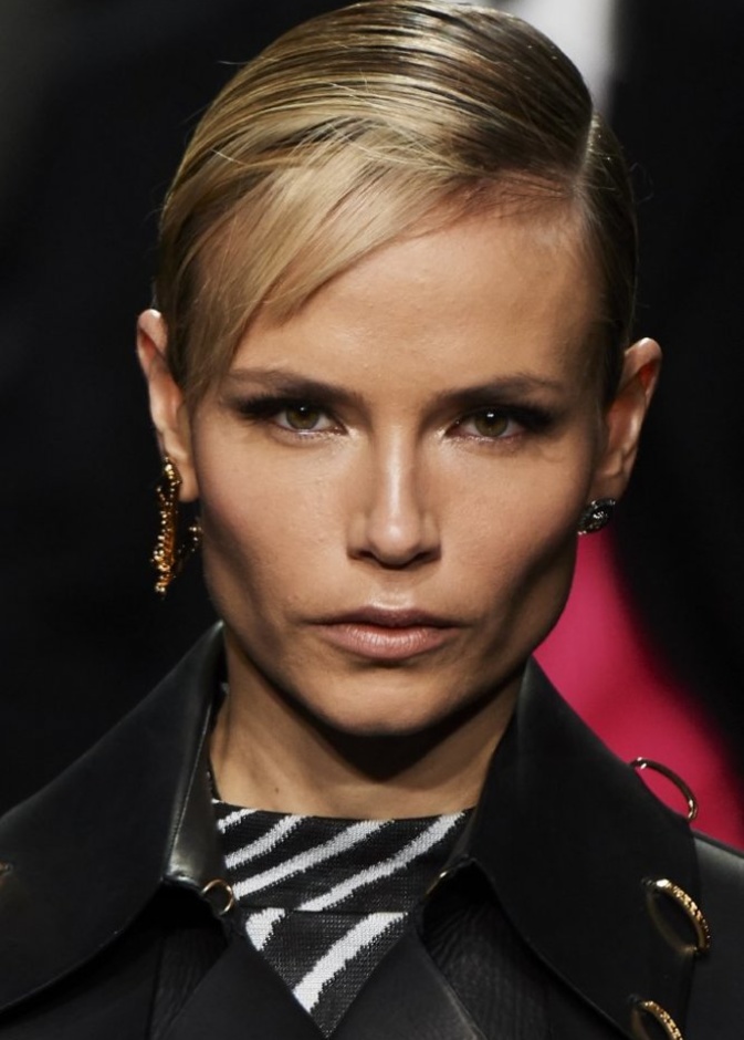 مكياج عيون قوي بدرجات برونزية من Versace