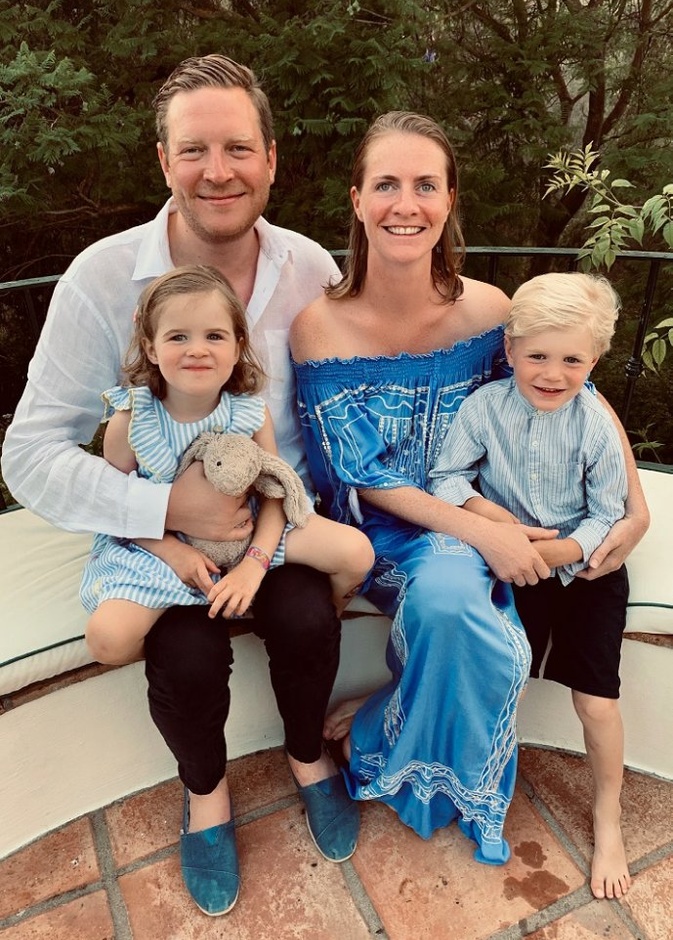 كلويه ديليفين مع صديقاتها