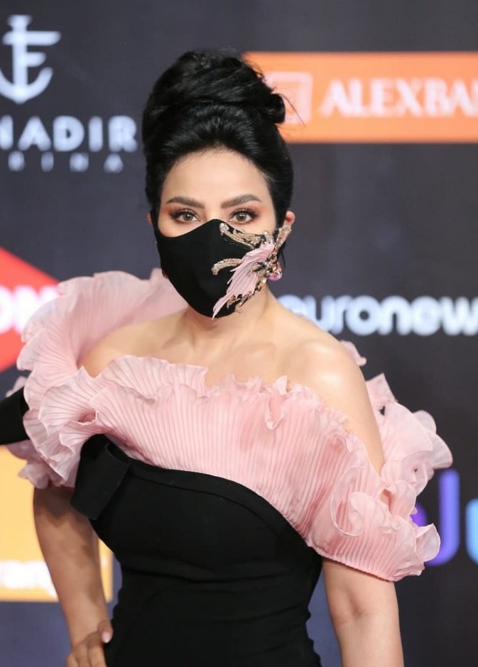  أطلت لجين بالكمامة المطرزة التي ناسبت فستانها الذي حمل توقيع المصمم شربل كرم