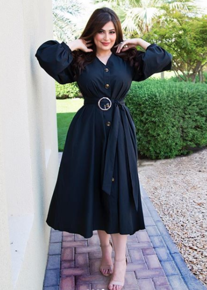 اطلالة أنيقة في فستان أسود اعتمدتها رؤى الصبان