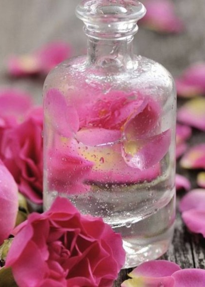 استفيدي من ماء الورد لتكبير الثدي