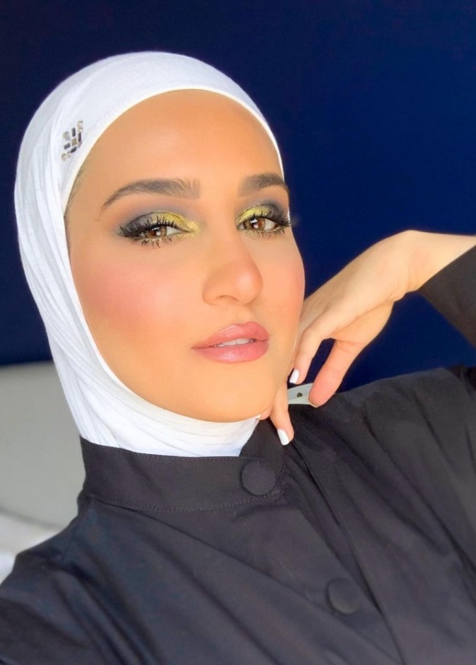 ظلال العيون باللون الأصفر والأسود لإطلالة جريئة