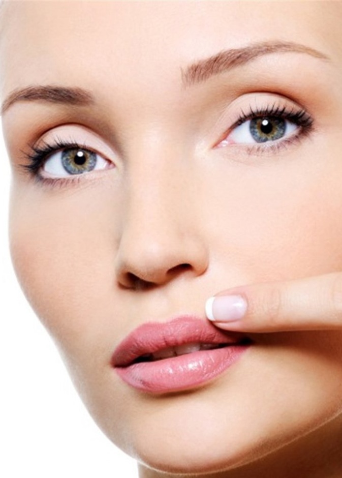 5 وصفات طبيعية لإزالة سواد الشفاه
