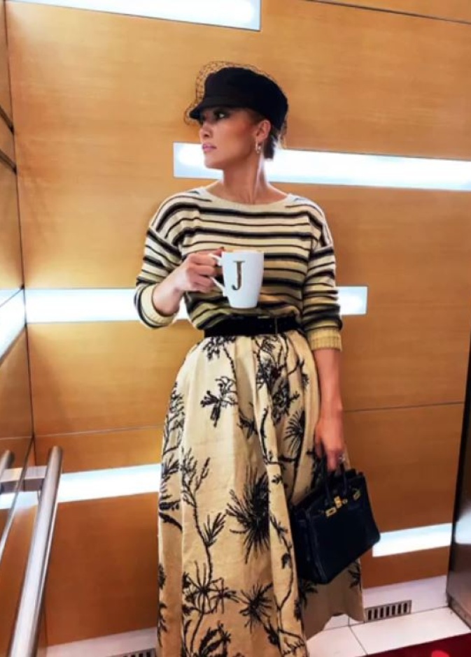 اطلالات جينيفر لوبيز نموذج لمزج النقشات