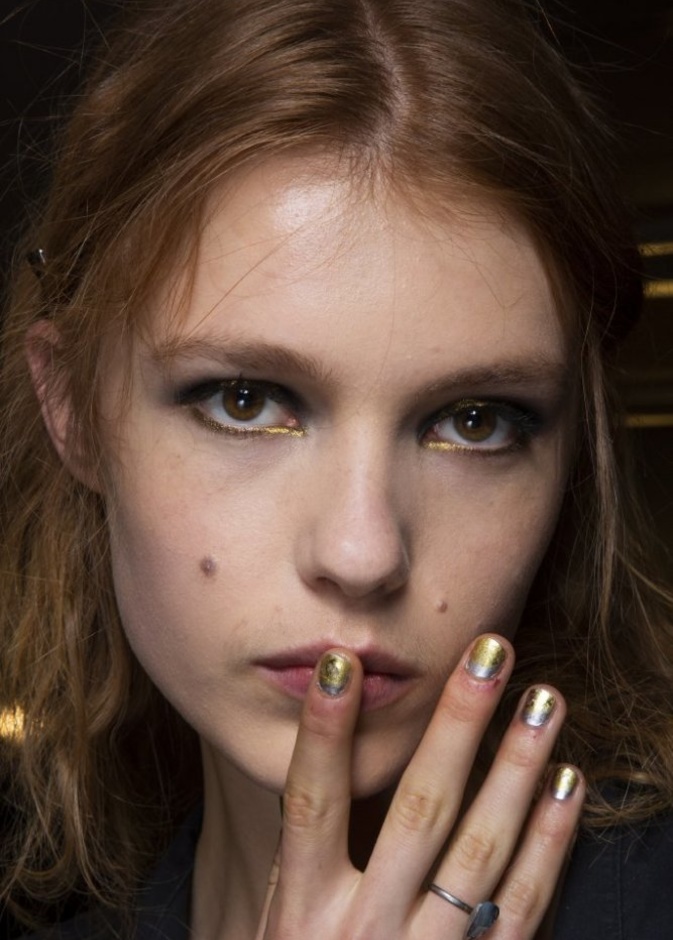  رسومات اظافر عصرية بلوني الذهبي والفضي من Nicole Miller