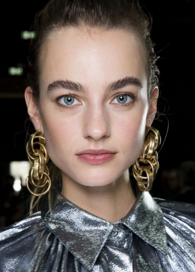 احدث صيحات رسمات حواجب عريضة من دار Alberta Ferretti