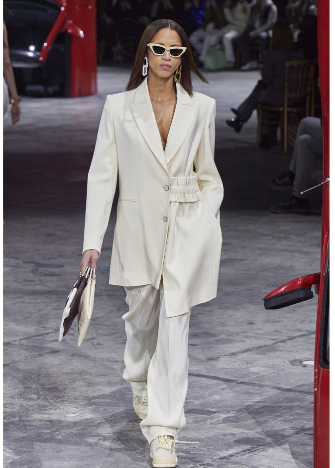  افكار ارتداء البدلات البيضاء الرسمية الواسعة من دار Off White